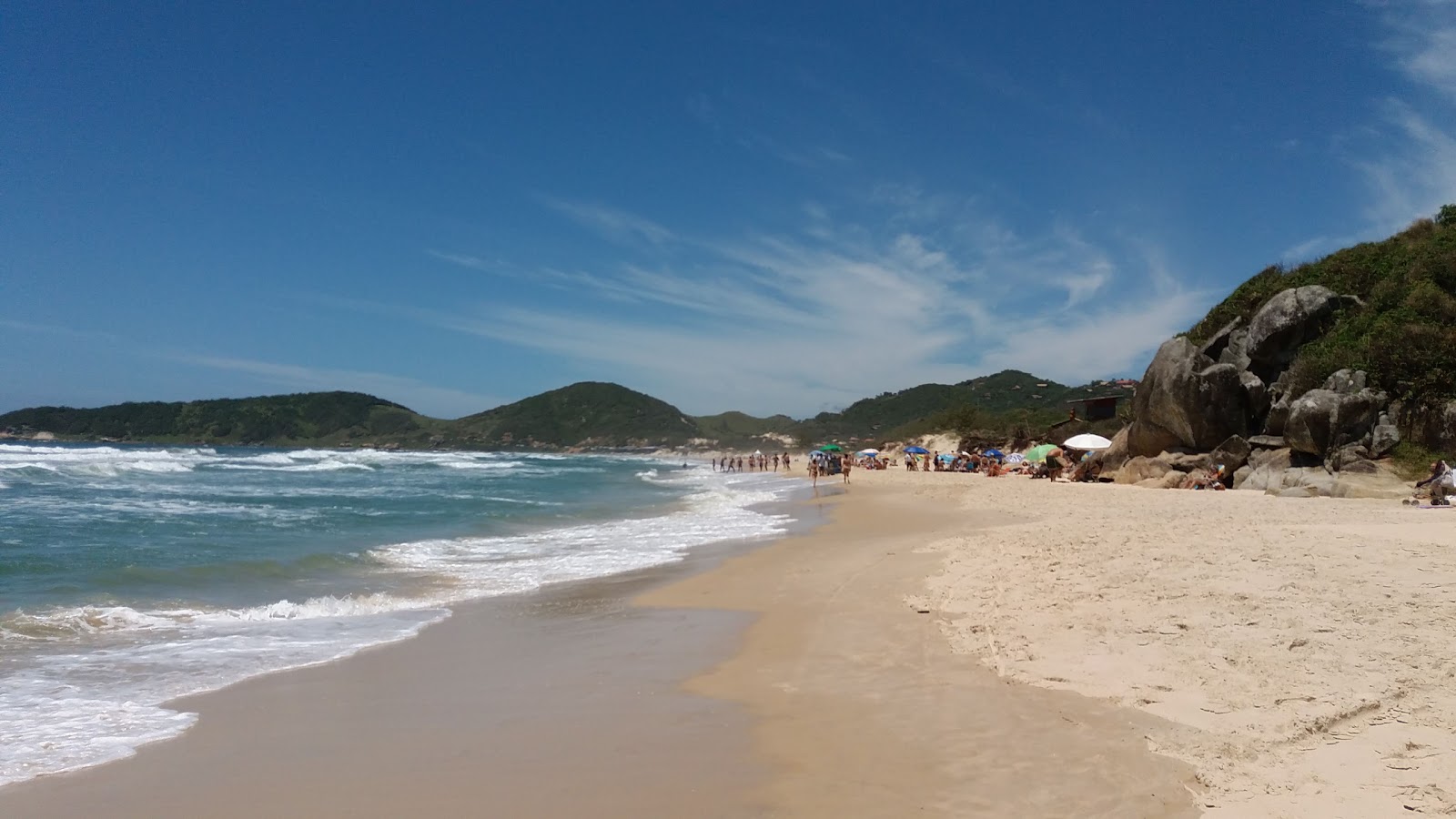 Praia do Rosa Norte'in fotoğrafı turkuaz saf su yüzey ile