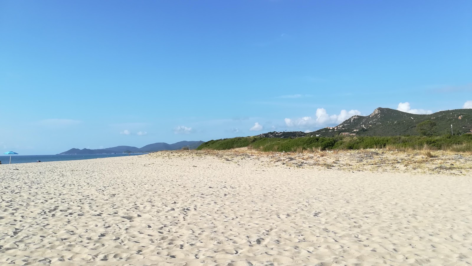 Photo de Plage de Piscina Rei protégé par des falaises