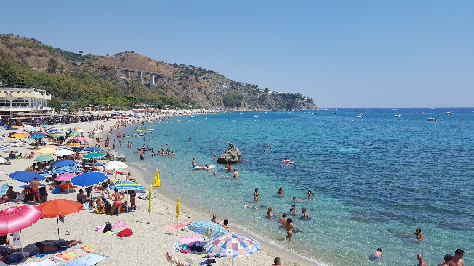 Fotografija Caminia plaža z svetel pesek površino