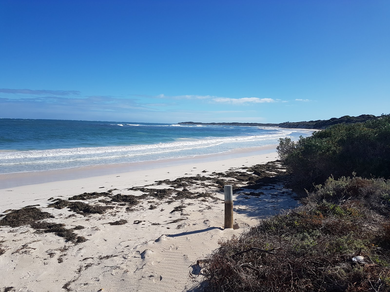 Photo de Hangover Bay Beach avec rivage droit, long