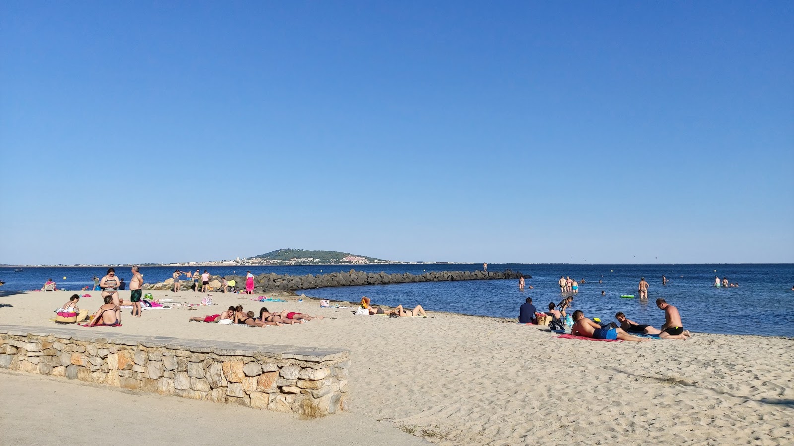 Photo de La Plagette Beach avec un rivage spacieux