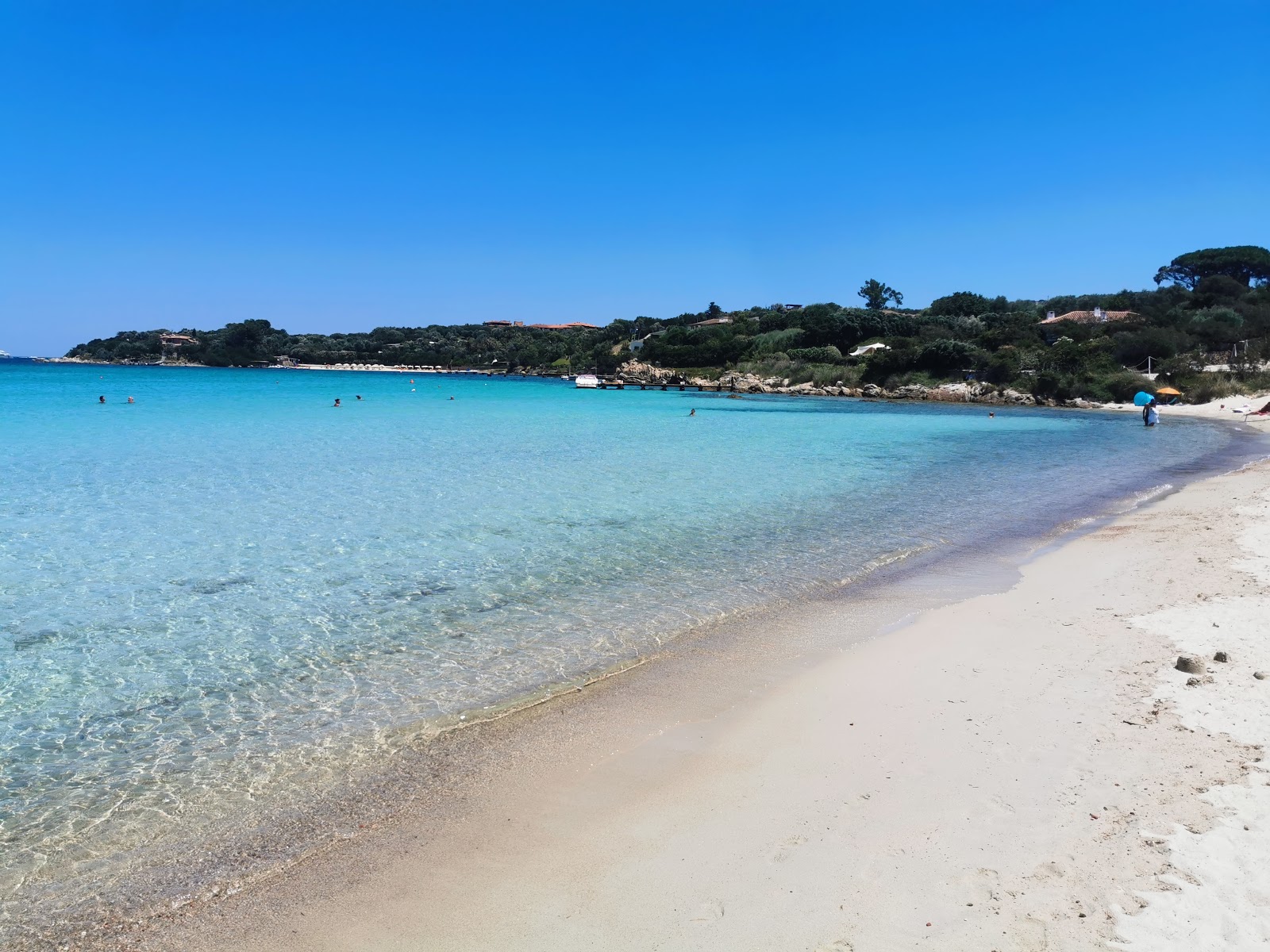 Foto di Spiaggia di Ira con una superficie del acqua cristallina