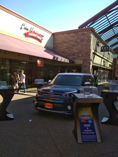 Shopping Mall «Woodburn Premium Outlets», reviews and photos, 1001 N Arney Rd, Woodburn, OR 97071, USA