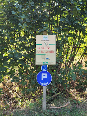 Parking de la vallée de la Graille à Perpezat