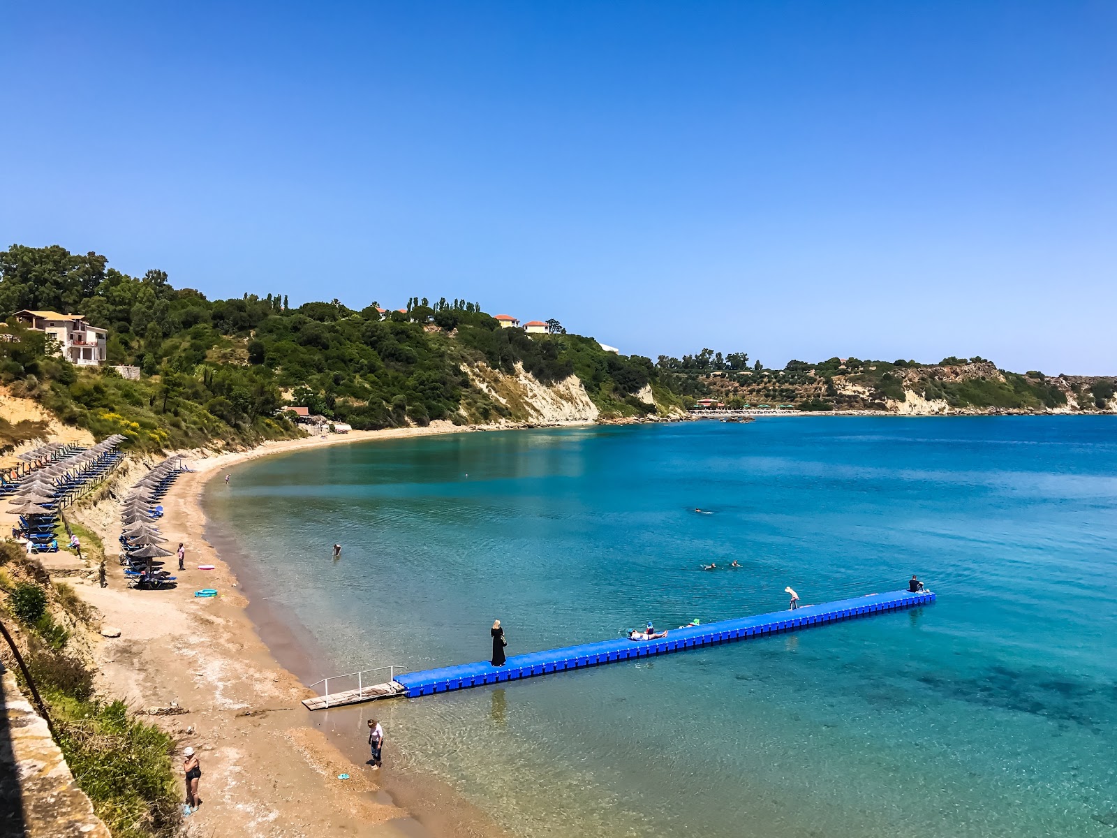 Foto van Porto Roma Beach met turquoise puur water oppervlakte