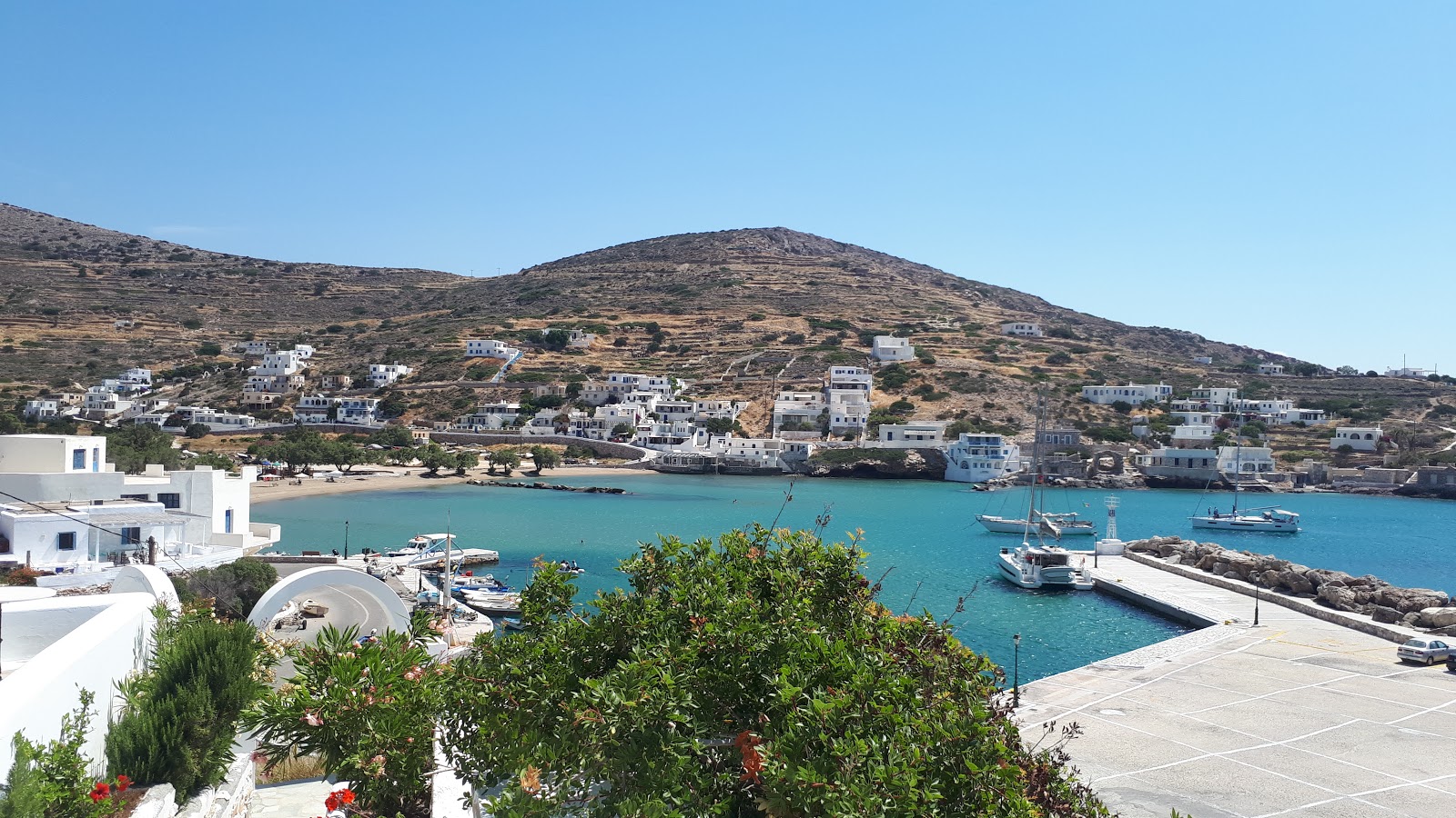 Foto de Sikinos' beach con agua cristalina superficie