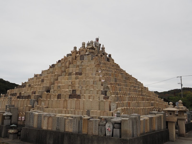 馬場崎のピラミッド型墓地