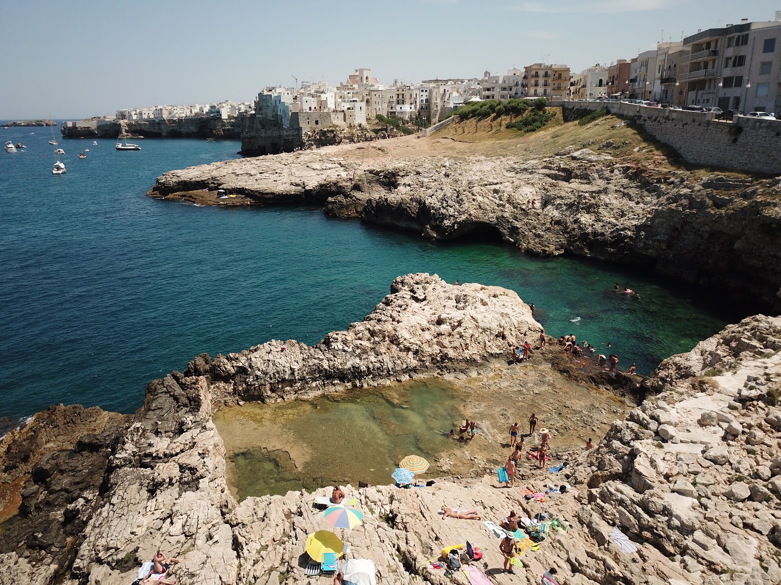 Grottone Beach-Polignano'in fotoğrafı çok temiz temizlik seviyesi ile