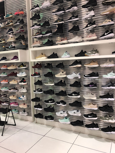 Shoe Store «Shoe Palace», reviews and photos, 2901 S Capital of Texas Hwy, Austin, TX 78746, USA