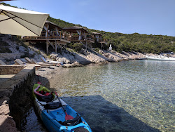 Photo de Bowa Beach entouré de montagnes