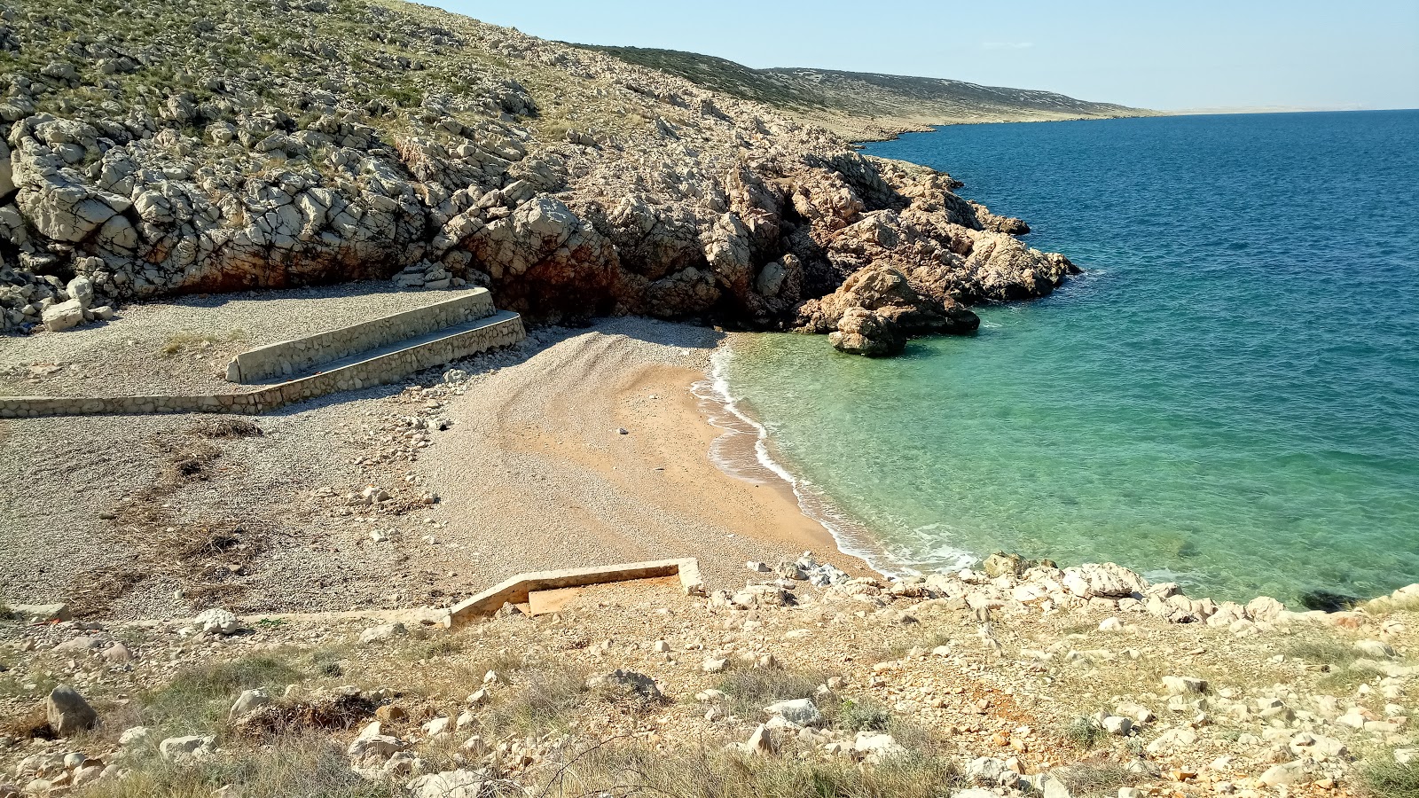 Foto von Bokulja beach mit kleine, beiger kiesel Oberfläche