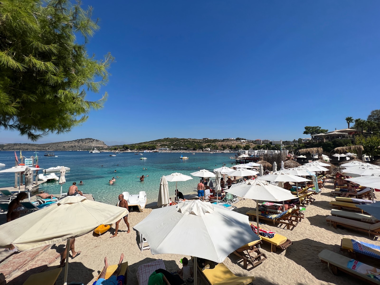 Rilinda Beach'in fotoğrafı düz bir kıyı şeridi ile birlikte
