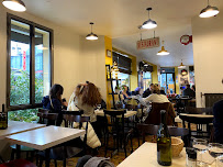 Atmosphère du Restaurant ou café Le Voltaire à Saint-Ouen-sur-Seine - n°3