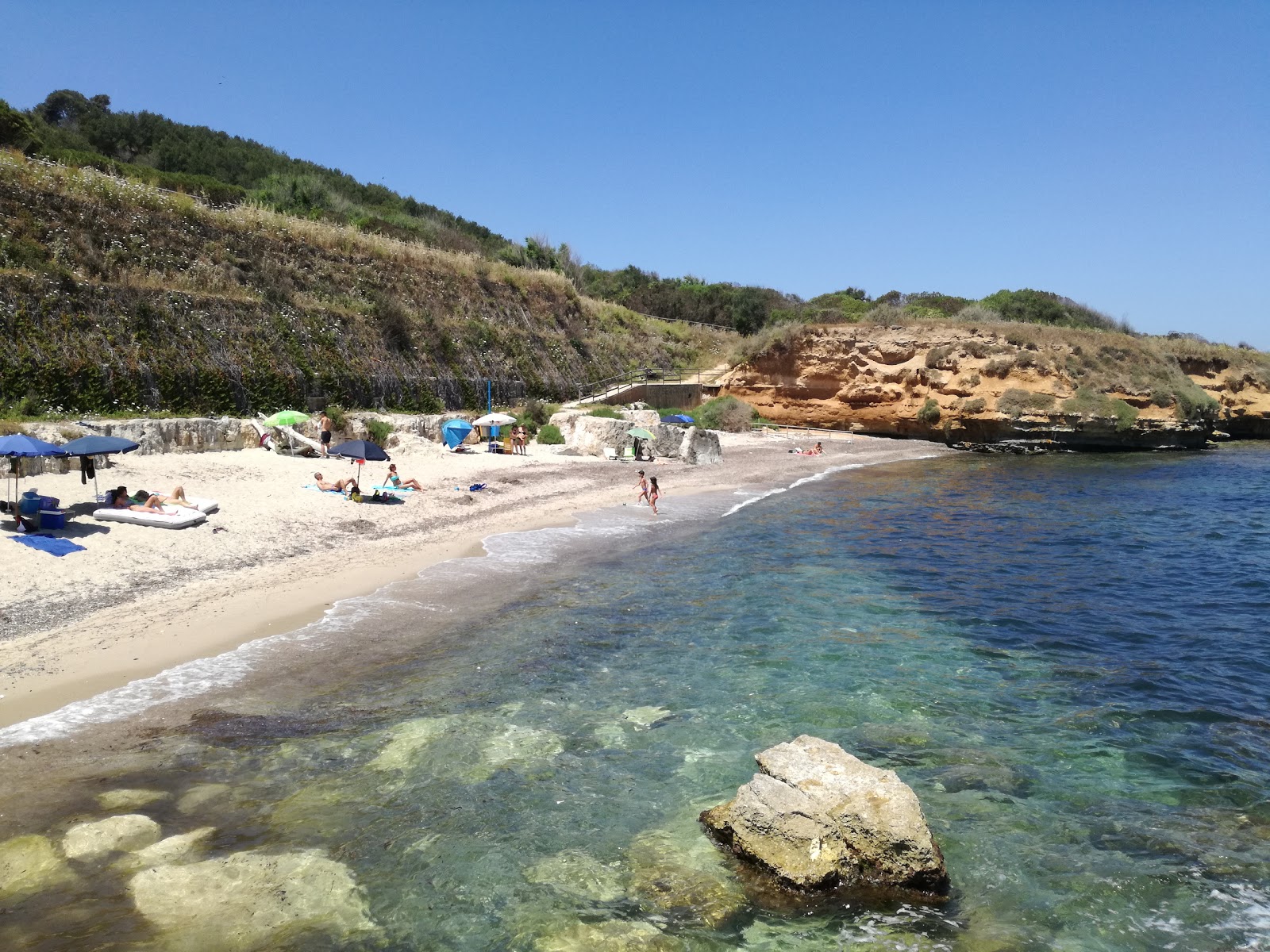 Valokuva Spiaggia di Farrizzaista. pinnalla beige-hiekkaa ja soraa:n kanssa