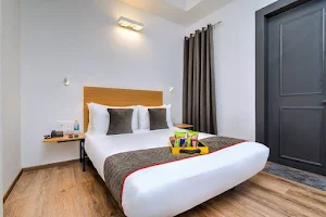 OYO Townhouse 607 - Hotel in Paschim Vihar | OYO Room Booking in Delhi image