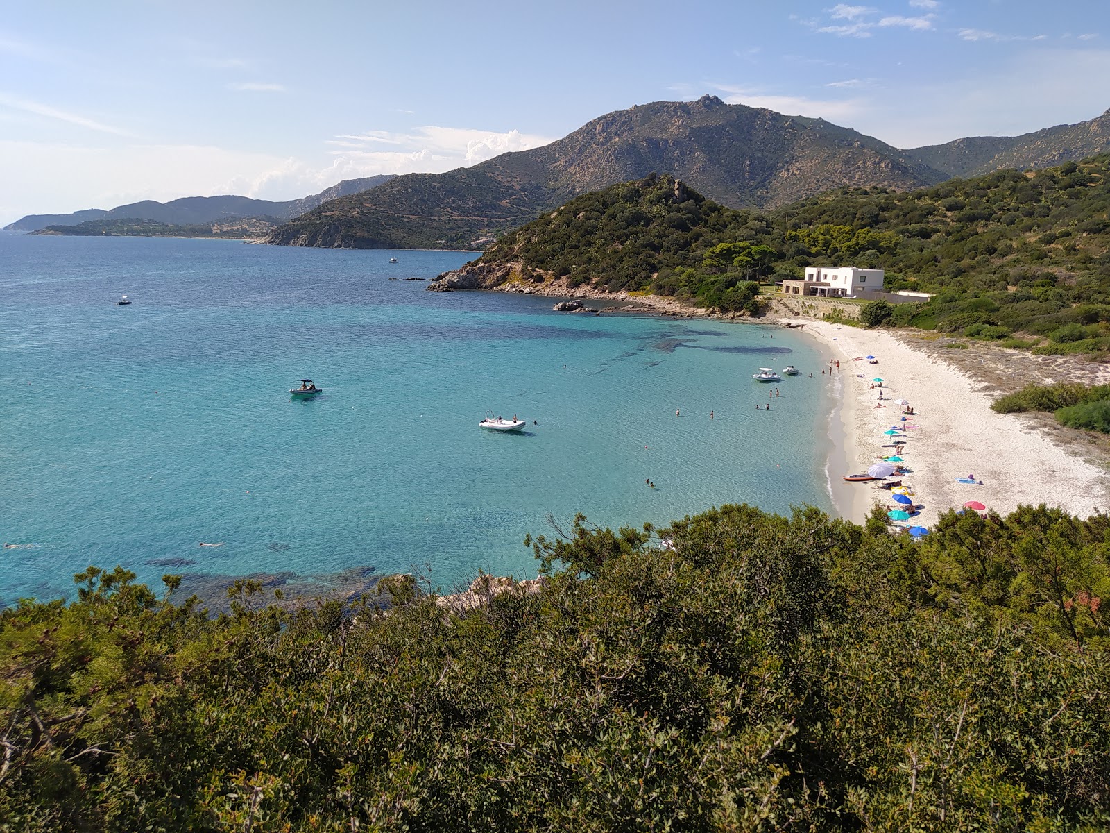 Photo de Plage de Cuccureddus protégé par des falaises