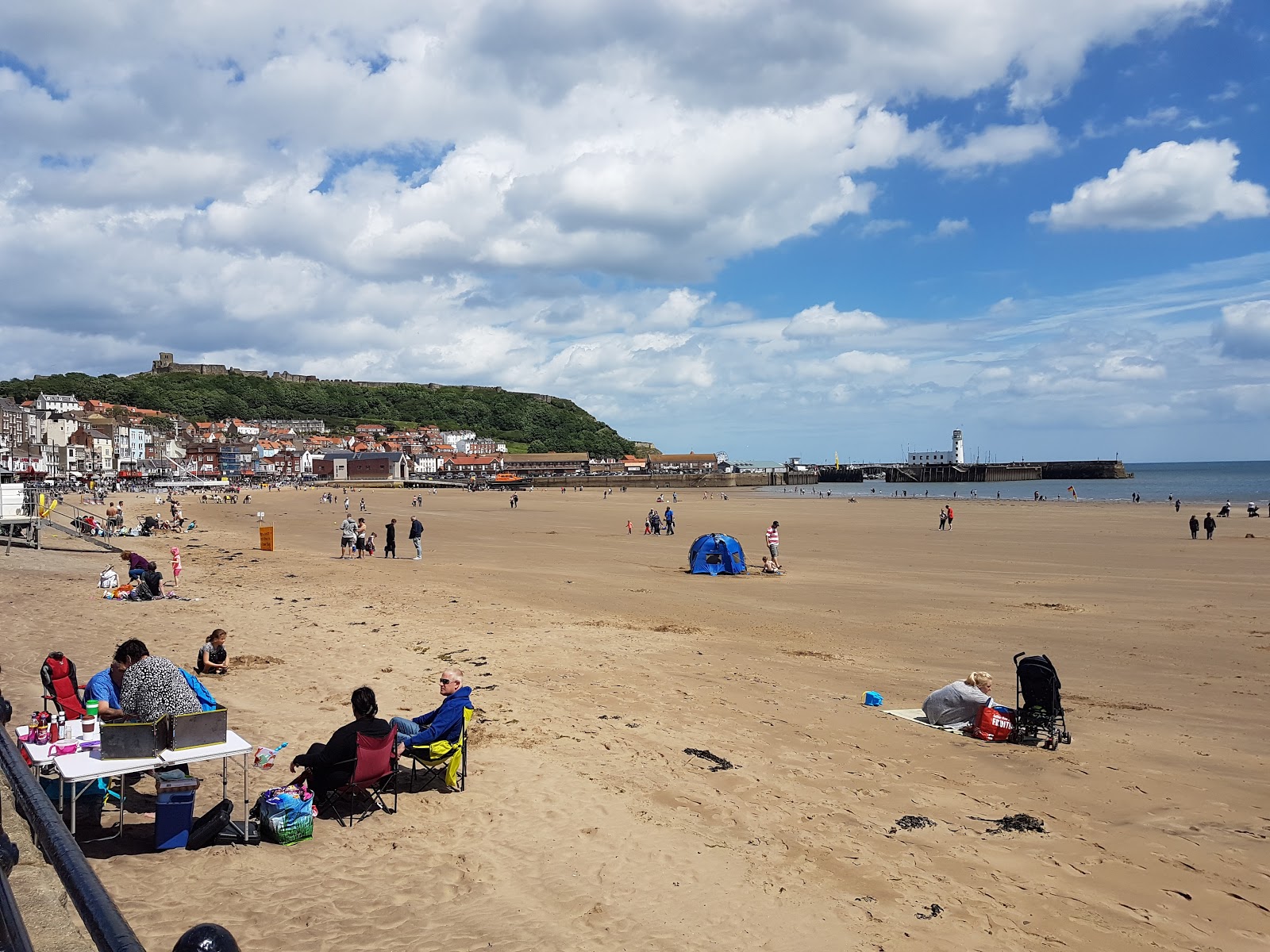 Foto de Praia de Scarborough com baía espaçosa