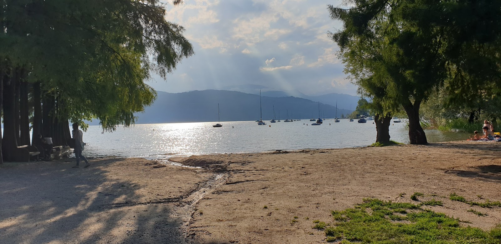 Foto von Spiaggia Guree Monvalle von Klippen umgeben