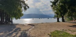 Foto von Spiaggia Guree Monvalle von Klippen umgeben