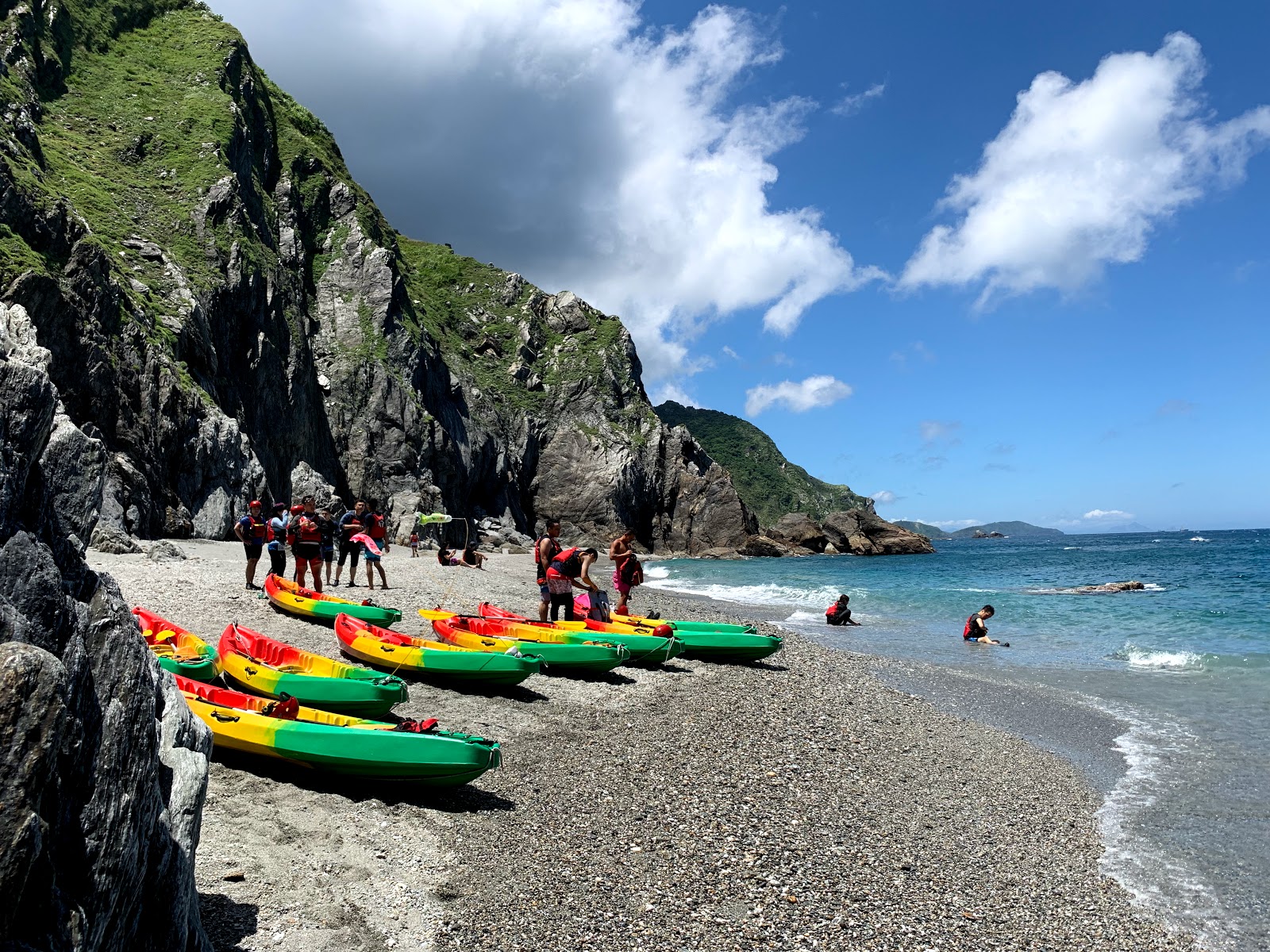 Foto di Spiaggia di Wuyanjiao con una superficie del piccoli ciottoli grigi