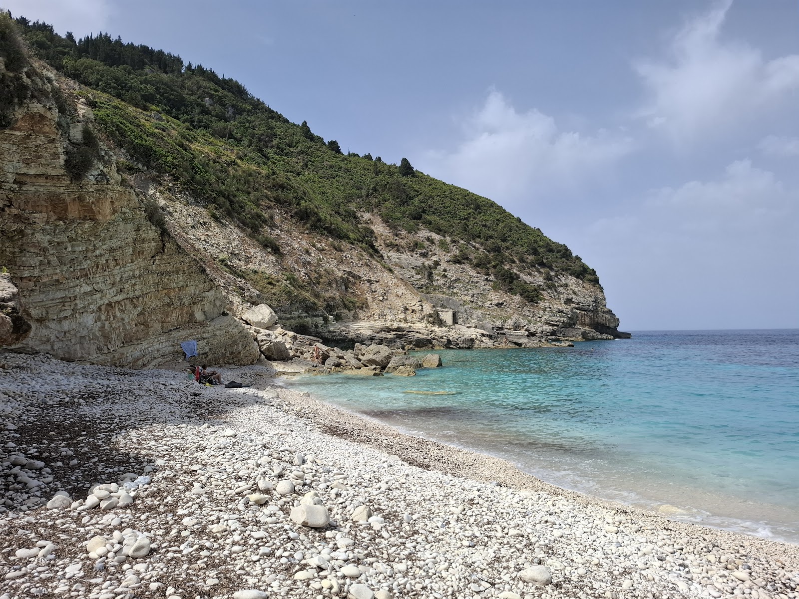 Photo de Erimitis Beach protégé par des falaises