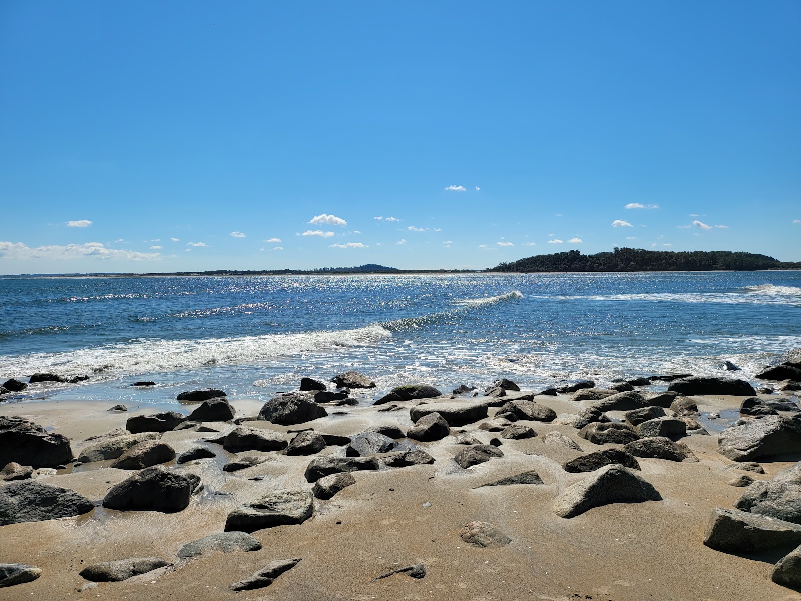 Sandy Point beach (Hog Islands, Massachusetts) on the map with photos