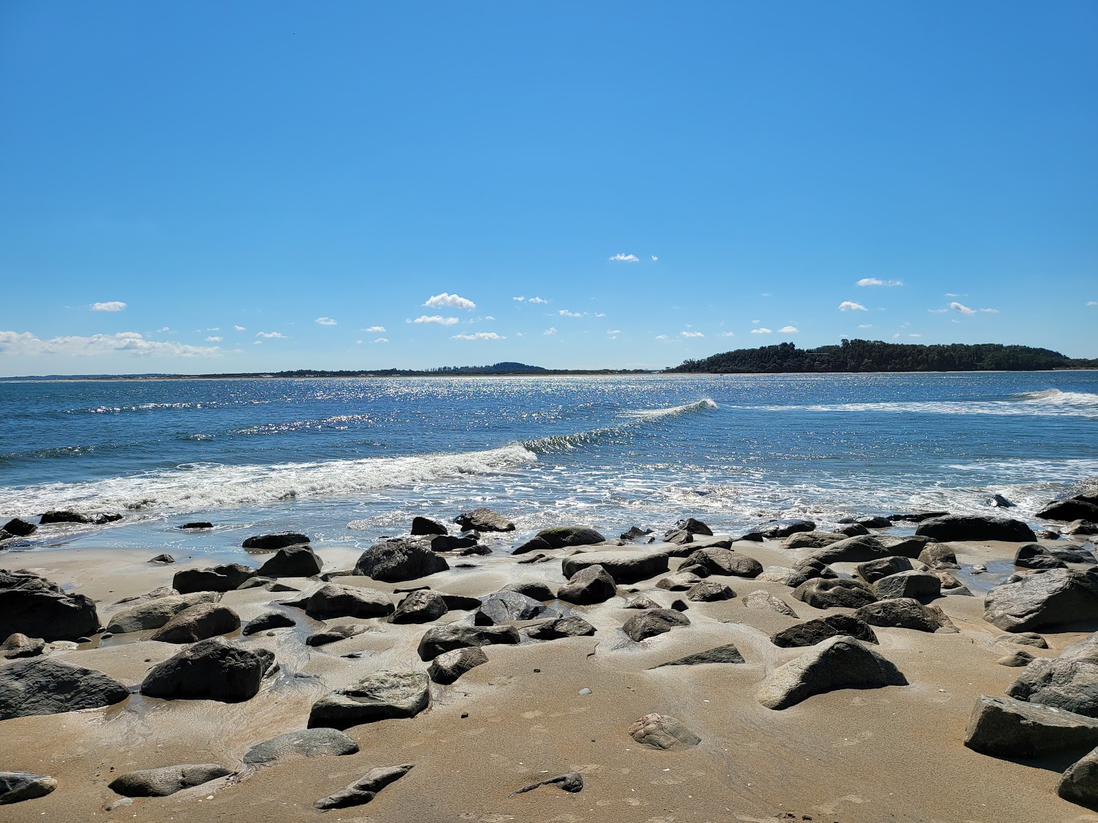 Fotografie cu Sandy Point beach cu nivelul de curățenie înalt