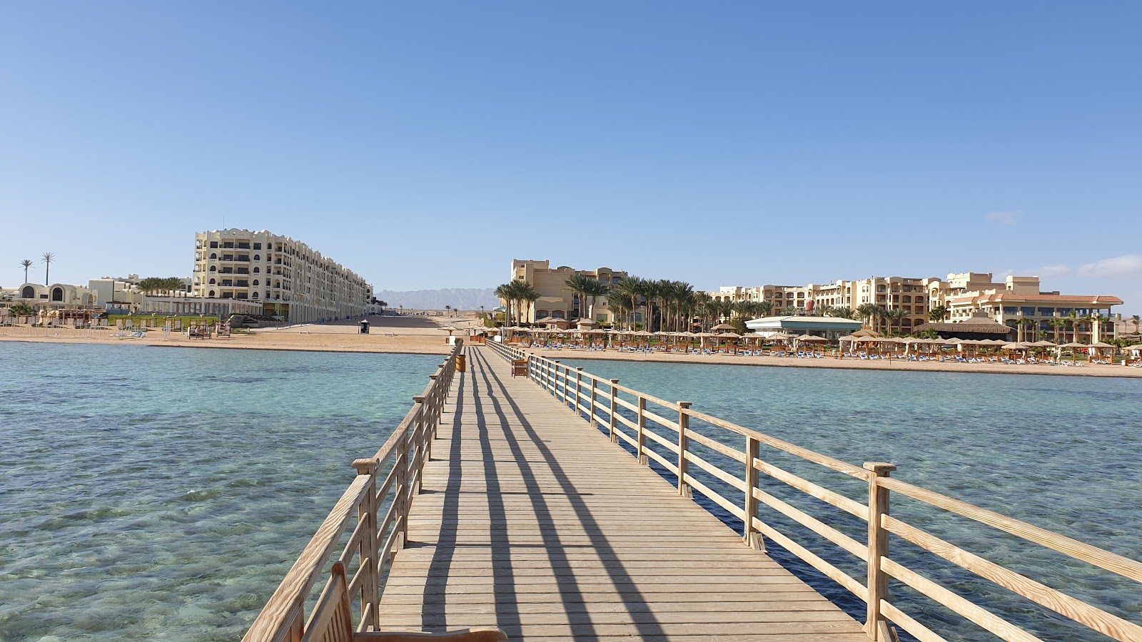 Φωτογραφία του Ocean Breeze beach με στρωμένη επιφάνεια από σκυρόδεμα επιφάνεια