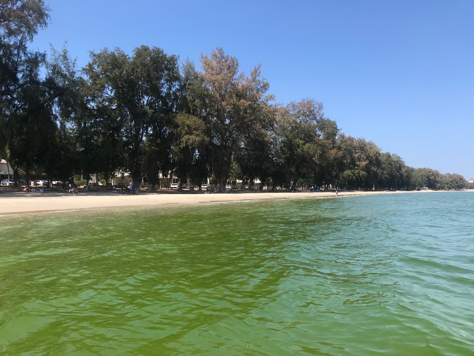 Foto av Suan Son Beach omgiven av klippor