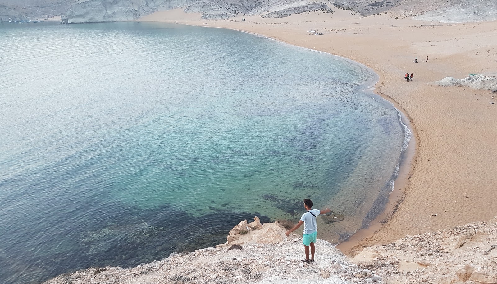 Foto av Charrana beach med turkos rent vatten yta