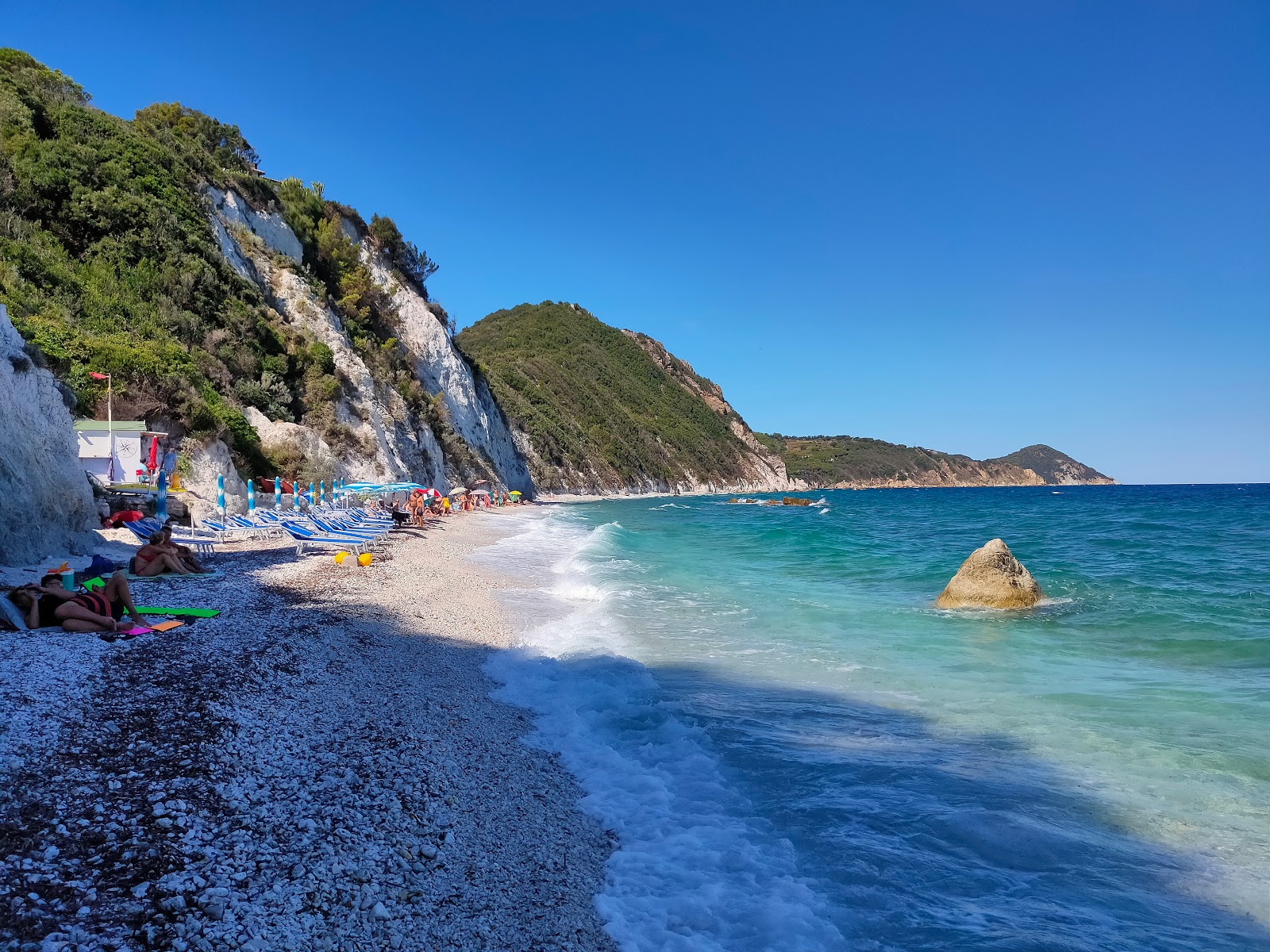 Foto von Sottobomba Strand mit weiße kiesel Oberfläche