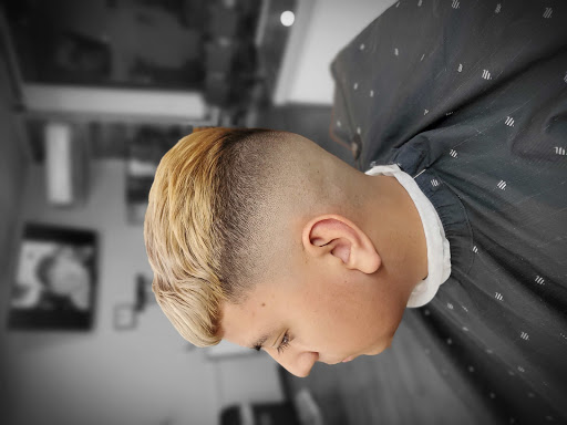 Hair Salon «Gold Cut Barber Shop», reviews and photos, 7031 W Hillsborough Ave, Tampa, FL 33634, USA