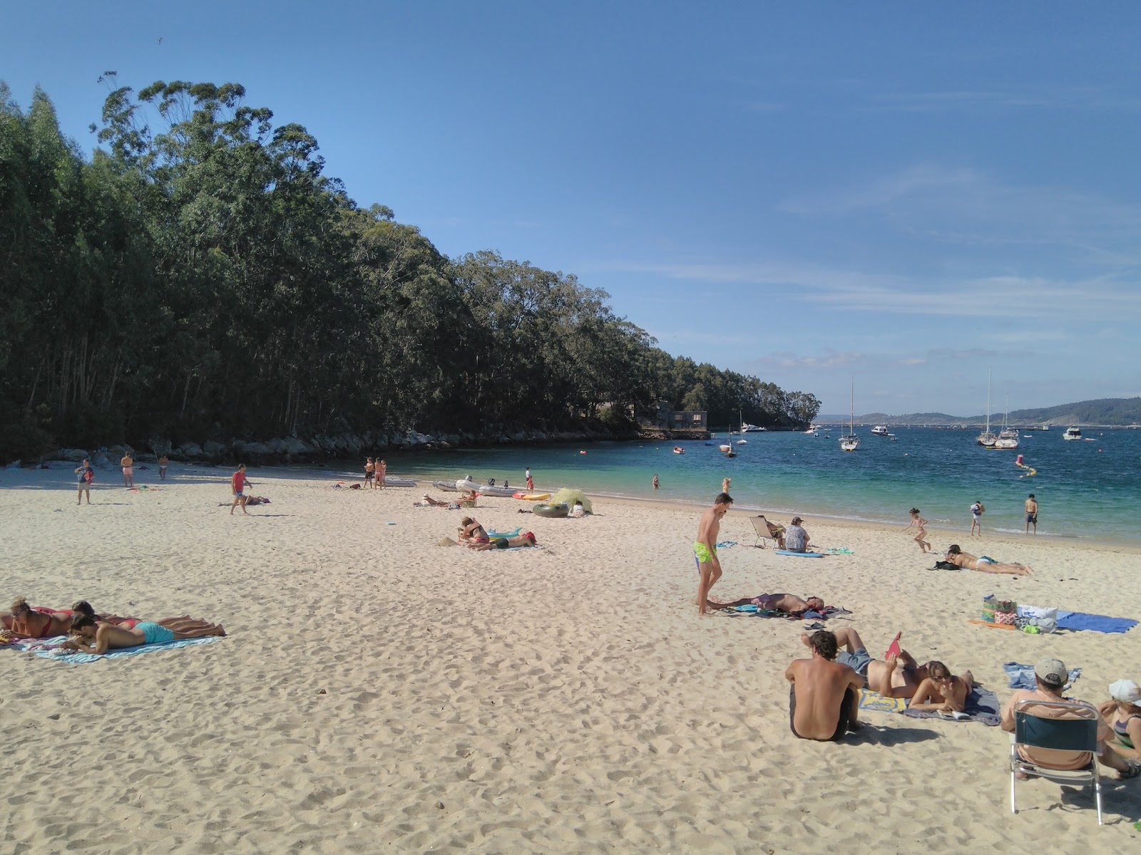 Praia Arneles'in fotoğrafı geniş ile birlikte
