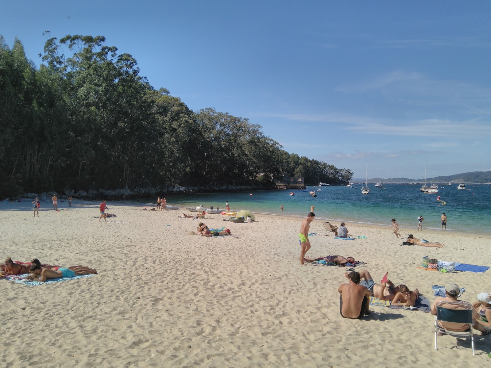 Fotografie cu Praia Arneles cu o suprafață de apa pură turcoaz