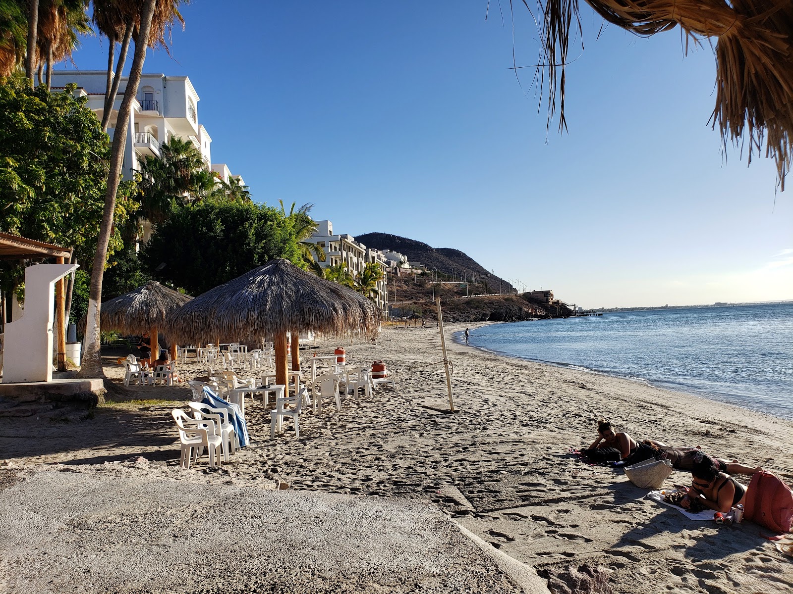Foto von Playa La Concha von Klippen umgeben