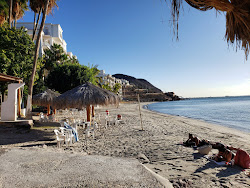 Foto von Playa La Concha von Klippen umgeben