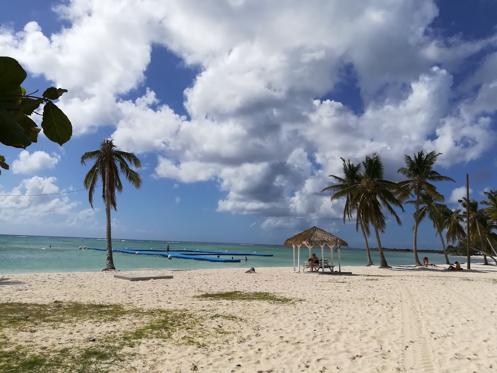 Photo de Plage de Grand Bourg avec l'eau cristalline de surface