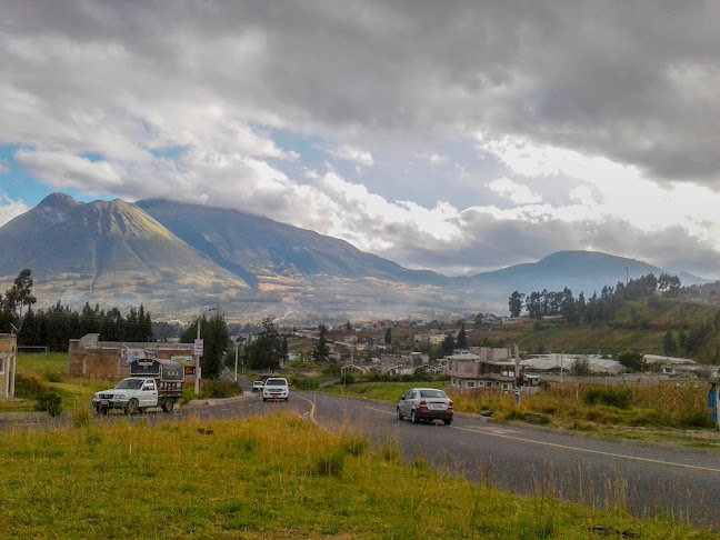 Opiniones de Iglesia Católica San José de Angla en Otavalo - Iglesia