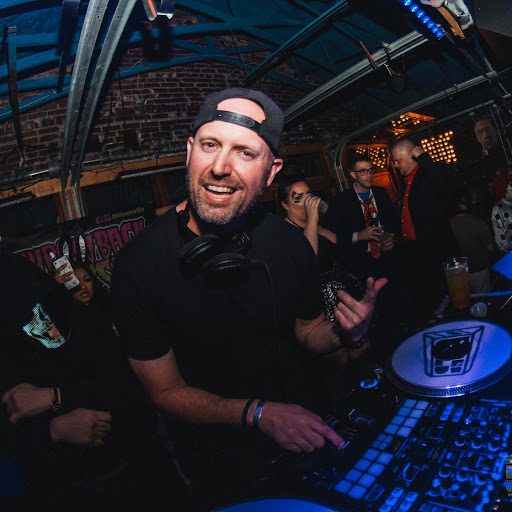 Live Music Bar «Tin Roof», reviews and photos, 3921 Shelbyville Rd, Louisville, KY 40207, USA