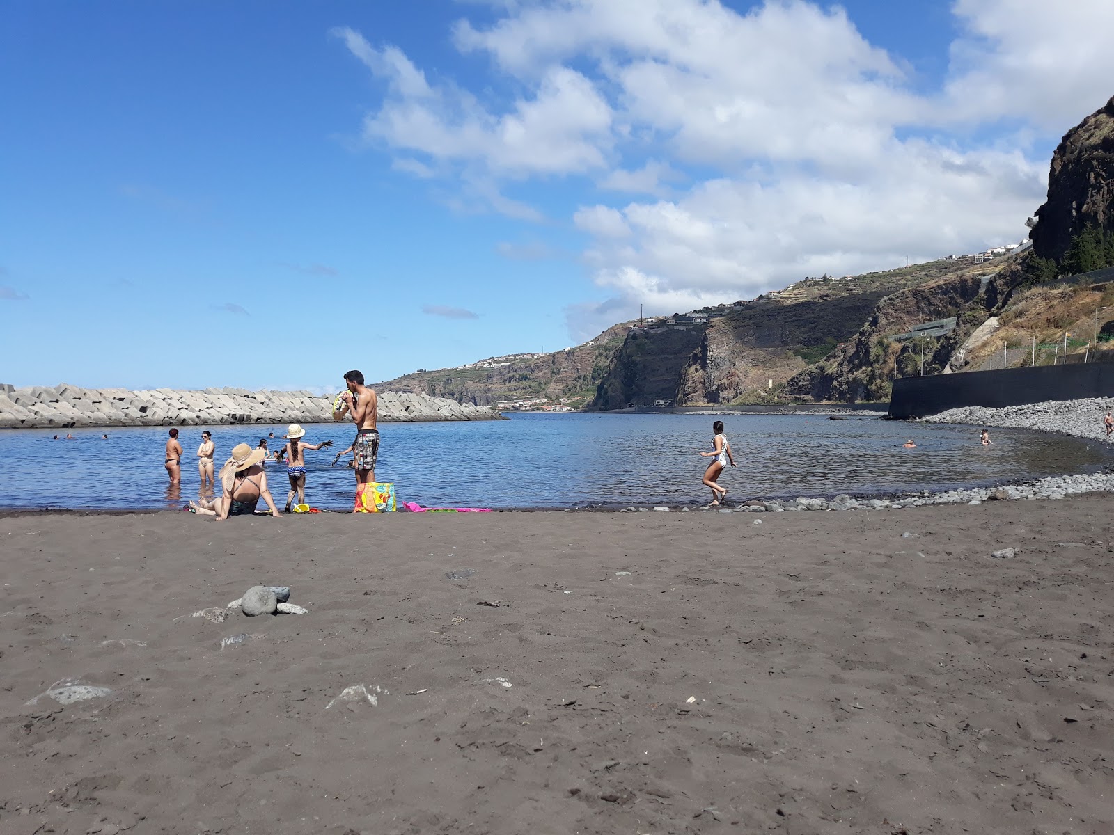 Praia Da Ribeira Brava'in fotoğrafı ve güzel manzarası