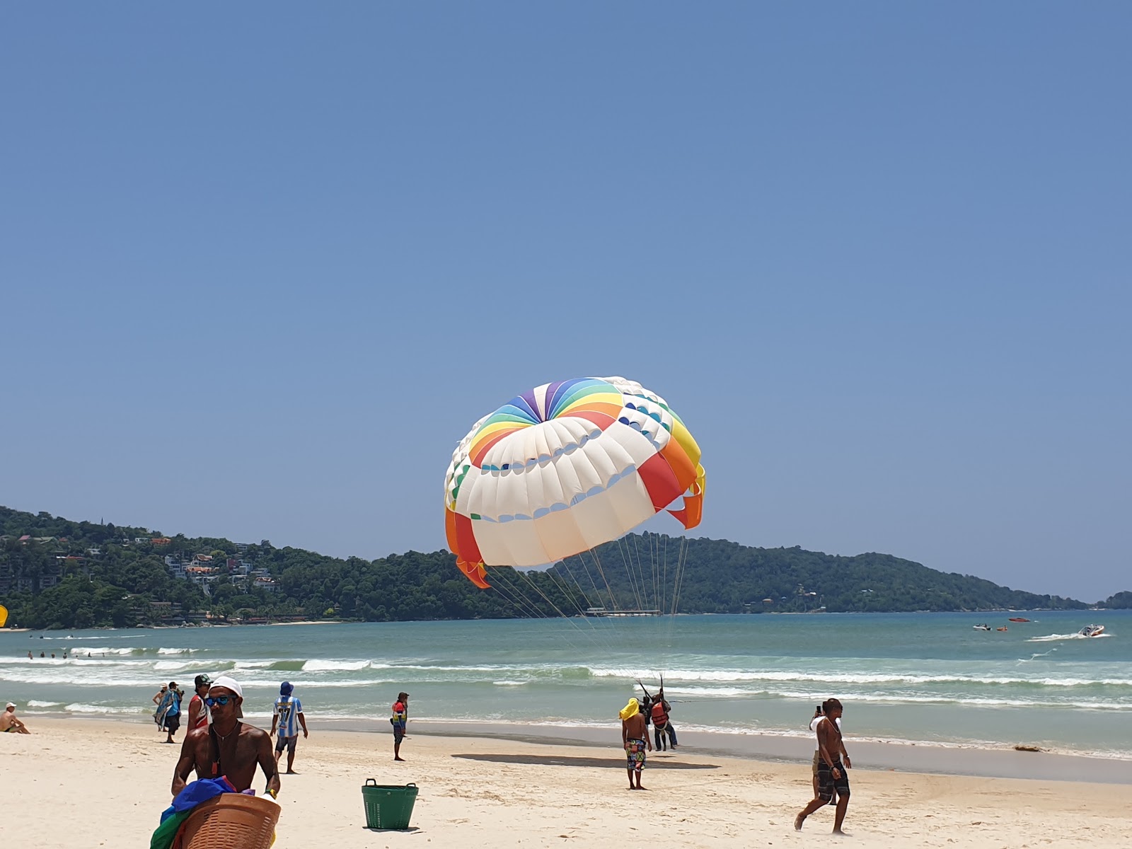 Photo de Plage de Patong protégé par des falaises