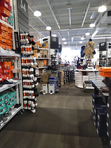 Shoe Store «DSW Designer Shoe Warehouse», reviews and photos, 2155 22nd St, Oak Brook, IL 60523, USA