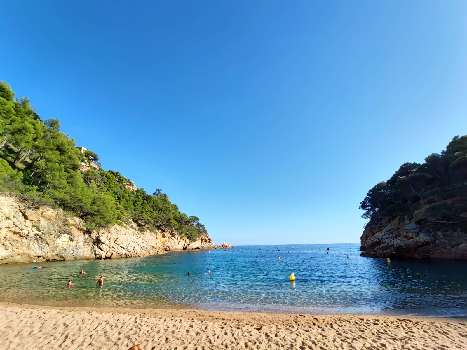 Cala Pola Plajı'in fotoğrafı çok temiz temizlik seviyesi ile