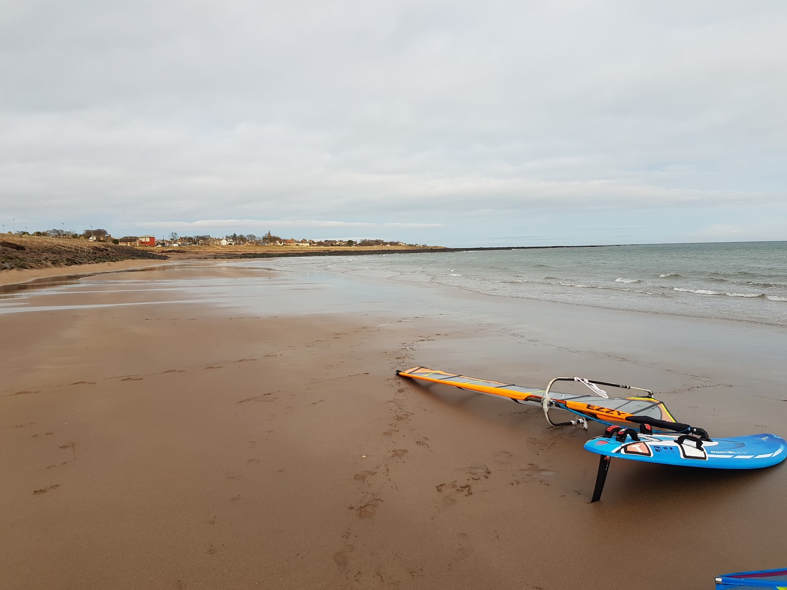 Carnoustie Beach的照片 带有碧绿色纯水表面