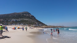 Foto von Glencairn beach von Klippen umgeben