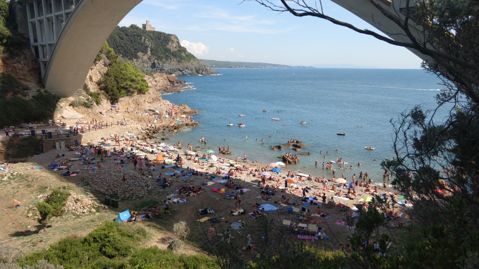 Foto van Calignaia beach met kleine baai