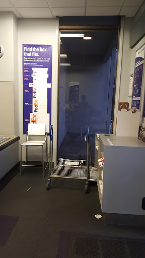 Shipping and Mailing Service «FedEx Ship Center», reviews and photos, 2451 N Palm Dr, Signal Hill, CA 90755, USA