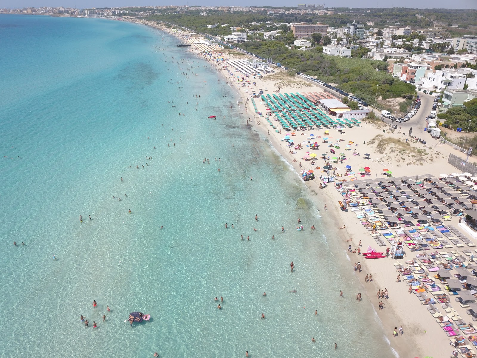 Foto von Spiaggia di Baia Verde mit geräumiger strand