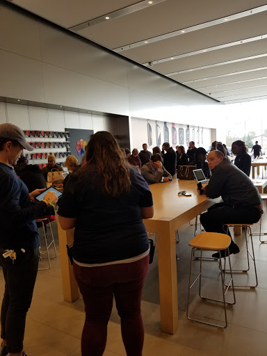 Computer Store «Apple Eton», reviews and photos, 28849 Chagrin Blvd, Woodmere, OH 44122, USA