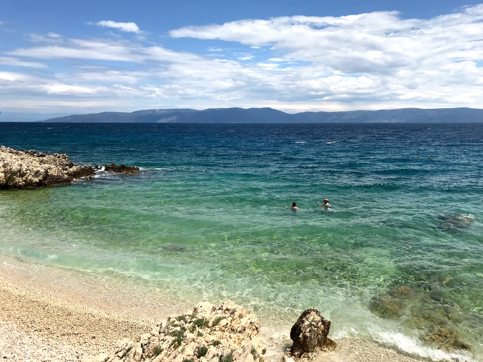 Kiefernbucht'in fotoğrafı dağlarla çevrili